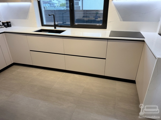 Bucătărie din MDF vopsit cu blat din quartz – profil Gola, chiuvetă sub blat (Bacău)