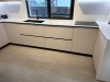 Bucătărie din MDF vopsit cu blat din quartz – profil Gola, chiuvetă sub blat (Bacău)