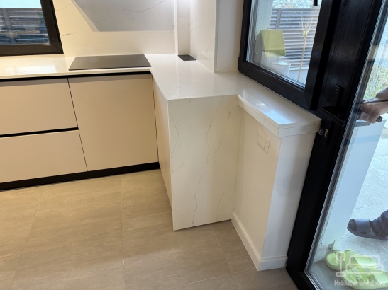 Bucătărie din MDF vopsit cu blat din quartz – profil Gola, chiuvetă sub blat (Bacău)