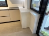 Bucătărie din MDF vopsit cu blat din quartz – profil Gola, chiuvetă sub blat (Bacău)