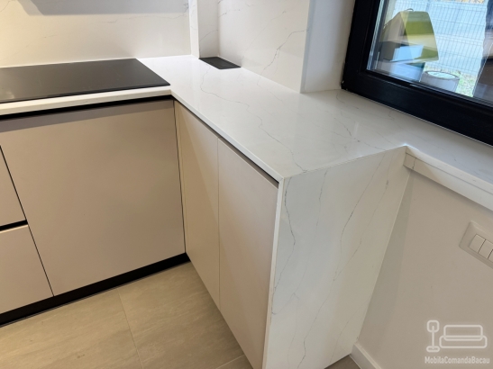 Bucătărie din MDF vopsit cu blat din quartz – profil Gola, chiuvetă sub blat (Bacău)