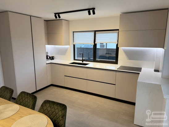 Bucătărie din MDF vopsit cu blat din quartz – profil Gola, chiuvetă sub blat (Bacău)