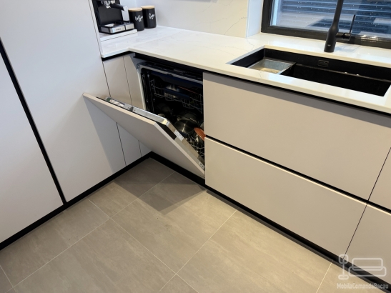 Bucătărie din MDF vopsit cu blat din quartz – profil Gola, chiuvetă sub blat (Bacău)