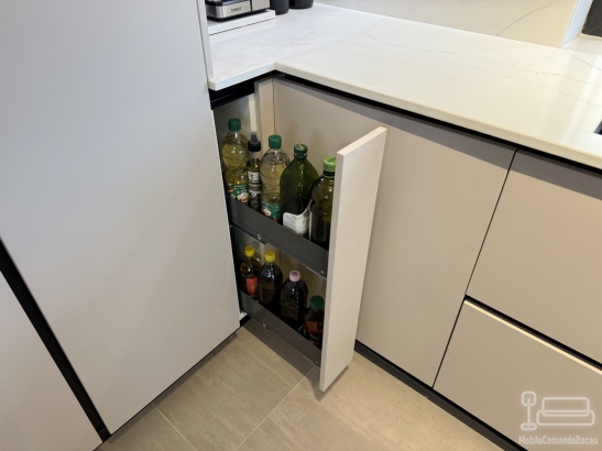 Bucătărie din MDF vopsit cu blat din quartz – profil Gola, chiuvetă sub blat (Bacău)