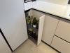 Bucătărie din MDF vopsit cu blat din quartz – profil Gola, chiuvetă sub blat (Bacău)