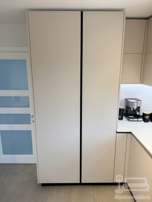Bucătărie din MDF vopsit cu blat din quartz – profil Gola, chiuvetă sub blat (Bacău)