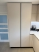 Bucătărie din MDF vopsit cu blat din quartz – profil Gola, chiuvetă sub blat (Bacău)