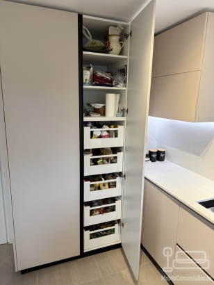 Bucătărie din MDF vopsit cu blat din quartz – profil Gola, chiuvetă sub blat (Bacău)