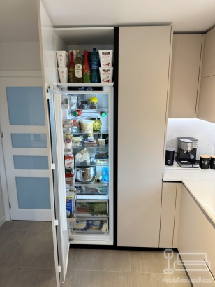 Bucătărie din MDF vopsit cu blat din quartz – profil Gola, chiuvetă sub blat (Bacău)