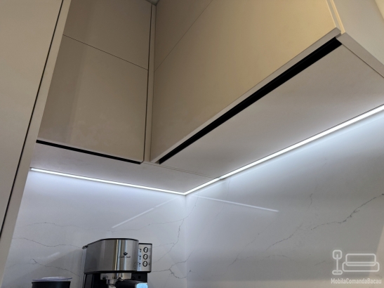 Bucătărie din MDF vopsit cu blat din quartz – profil Gola, chiuvetă sub blat (Bacău)
