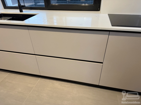 Bucătărie din MDF vopsit cu blat din quartz – profil Gola, chiuvetă sub blat (Bacău)