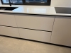 Bucătărie din MDF vopsit cu blat din quartz – profil Gola, chiuvetă sub blat (Bacău)