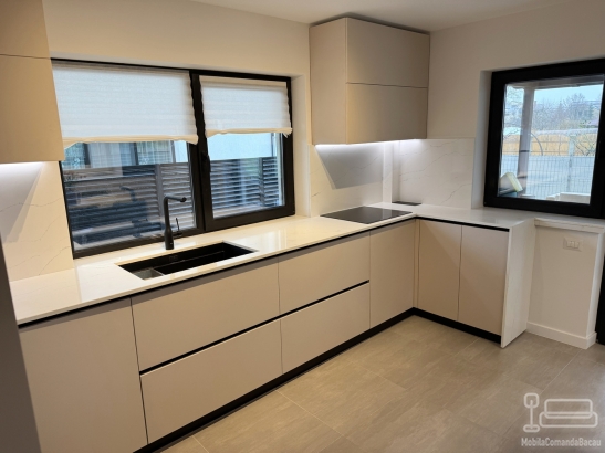 Bucătărie din MDF vopsit cu blat din quartz – profil Gola, chiuvetă sub blat (Bacău)