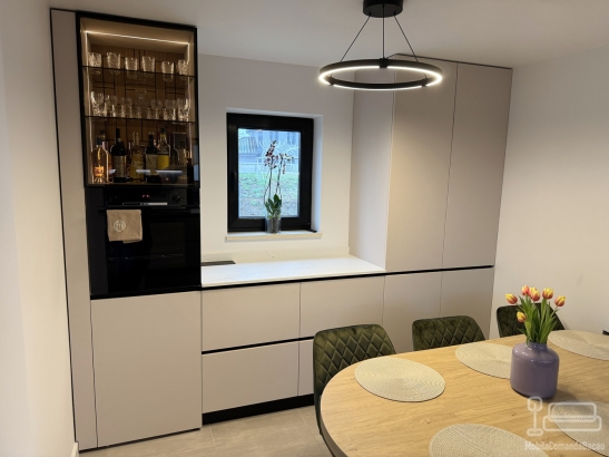 Bucătărie din MDF vopsit cu blat din quartz – profil Gola, chiuvetă sub blat (Bacău)