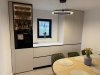 Bucătărie din MDF vopsit cu blat din quartz – profil Gola, chiuvetă sub blat (Bacău)