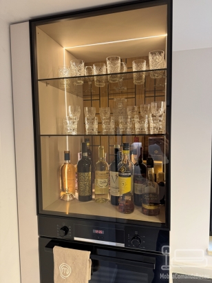 Bucătărie din MDF vopsit cu blat din quartz – profil Gola, chiuvetă sub blat (Bacău)