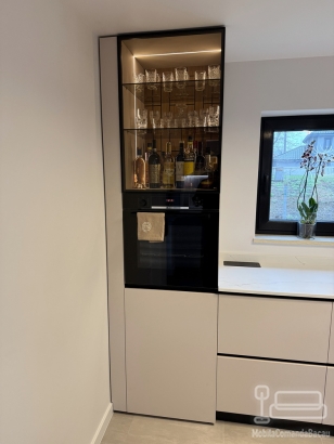 Bucătărie din MDF vopsit cu blat din quartz – profil Gola, chiuvetă sub blat (Bacău)