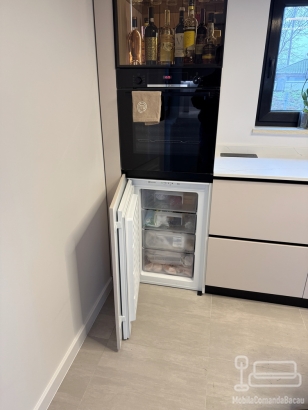 Bucătărie din MDF vopsit cu blat din quartz – profil Gola, chiuvetă sub blat (Bacău)