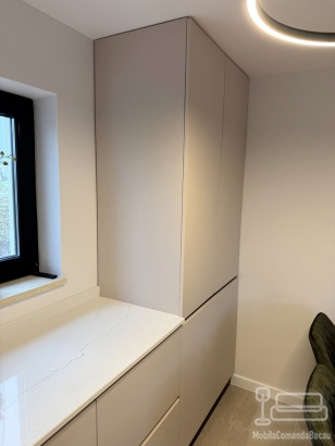 Bucătărie din MDF vopsit cu blat din quartz – profil Gola, chiuvetă sub blat (Bacău)