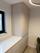 Bucătărie din MDF vopsit cu blat din quartz – profil Gola, chiuvetă sub blat (Bacău)
