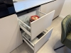 Bucătărie din MDF vopsit cu blat din quartz – profil Gola, chiuvetă sub blat (Bacău)