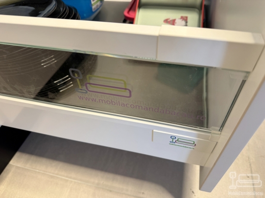 Bucătărie din MDF vopsit cu blat din quartz – profil Gola, chiuvetă sub blat (Bacău)