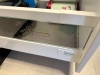 Bucătărie din MDF vopsit cu blat din quartz – profil Gola, chiuvetă sub blat (Bacău)