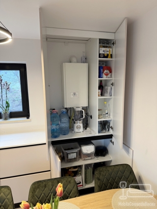 Bucătărie din MDF vopsit cu blat din quartz – profil Gola, chiuvetă sub blat (Bacău)