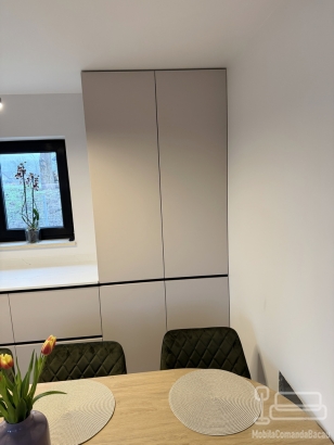 Bucătărie din MDF vopsit cu blat din quartz – profil Gola, chiuvetă sub blat (Bacău)