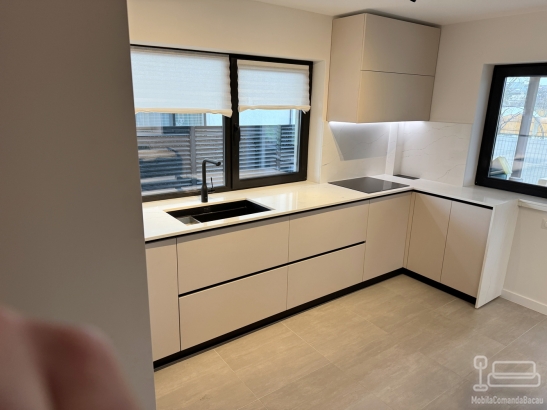 Bucătărie din MDF vopsit cu blat din quartz – profil Gola, chiuvetă sub blat (Bacău)