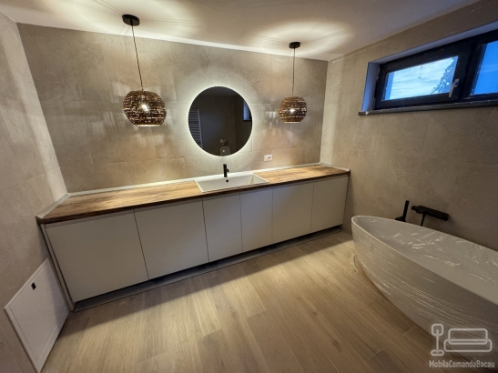 Mobilier baie la comandă – 3.250 mm, Traian (Bacău)
