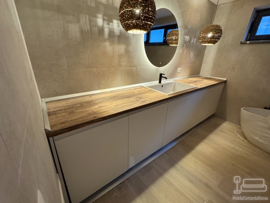 Mobilier baie la comandă – 3.250 mm, Traian (Bacău)