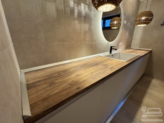 Mobilier baie la comandă – 3.250 mm, Traian (Bacău)