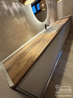 Mobilier baie la comandă – 3.250 mm, Traian (Bacău)