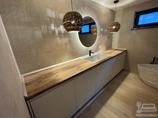 Mobilier baie la comandă – 3.250 mm, Traian (Bacău)