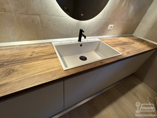Mobilier baie la comandă – 3.250 mm, Traian (Bacău)