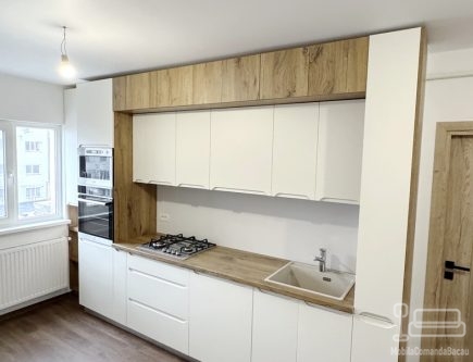Bucătărie din MDF vopsit cu frezare mâner – 3.800 mm, feronerie Blum