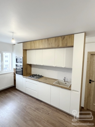 Bucătărie din MDF vopsit cu frezare mâner – 3.800 mm, feronerie Blum