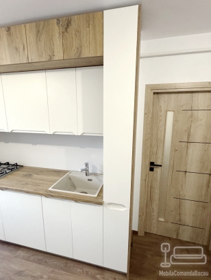 Bucătărie din MDF vopsit cu frezare mâner – 3.800 mm, feronerie Blum