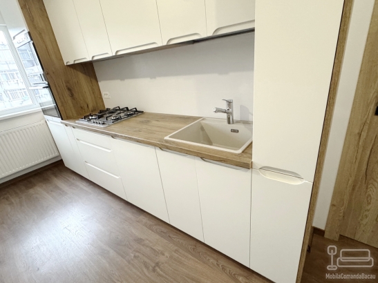 Bucătărie din MDF vopsit cu frezare mâner – 3.800 mm, feronerie Blum