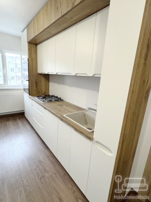 Bucătărie din MDF vopsit cu frezare mâner – 3.800 mm, feronerie Blum