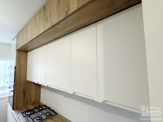 Bucătărie din MDF vopsit cu frezare mâner – 3.800 mm, feronerie Blum