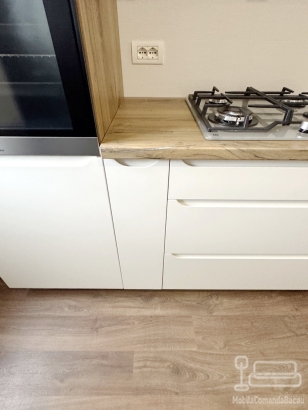 Bucătărie din MDF vopsit cu frezare mâner – 3.800 mm, feronerie Blum