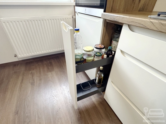 Bucătărie din MDF vopsit cu frezare mâner – 3.800 mm, feronerie Blum