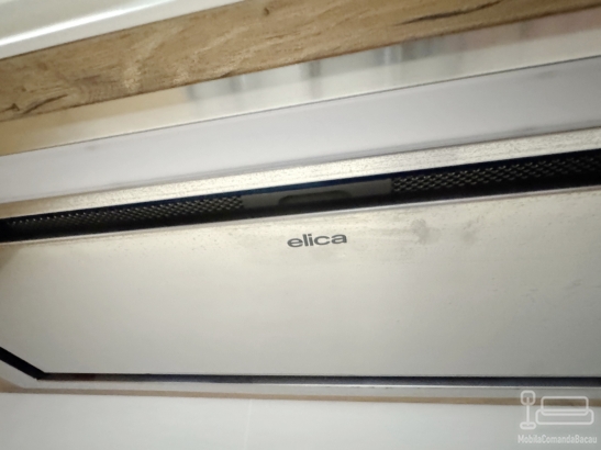 Bucătărie din MDF vopsit cu frezare mâner – 3.800 mm, feronerie Blum
