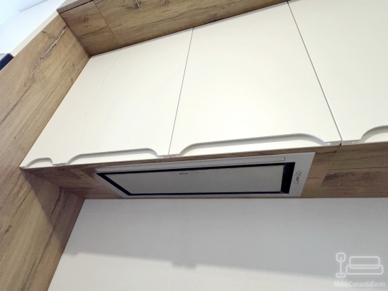 Bucătărie din MDF vopsit cu frezare mâner – 3.800 mm, feronerie Blum