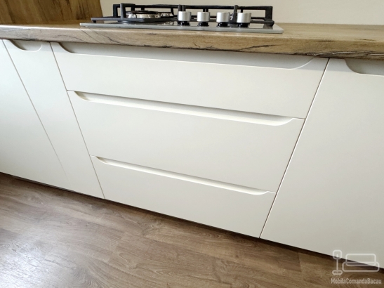 Bucătărie din MDF vopsit cu frezare mâner – 3.800 mm, feronerie Blum