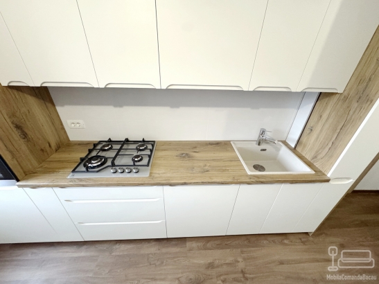 Bucătărie din MDF vopsit cu frezare mâner – 3.800 mm, feronerie Blum
