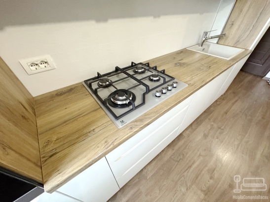Bucătărie din MDF vopsit cu frezare mâner – 3.800 mm, feronerie Blum