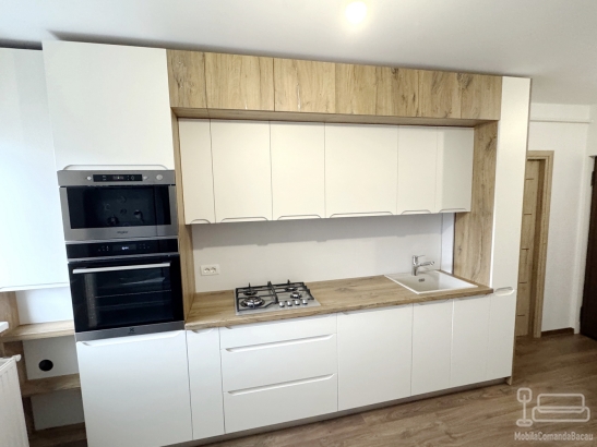 Bucătărie din MDF vopsit cu frezare mâner – 3.800 mm, feronerie Blum